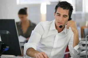 Młody mężczyzna telemarketer w call center