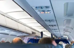 Wnętrze Wnętrze samolotu z pasażerami
